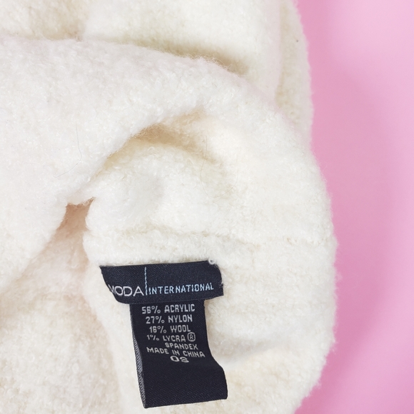 White Winter Hat Touque Beanie PomPoms One Size - Picture 3 of 3